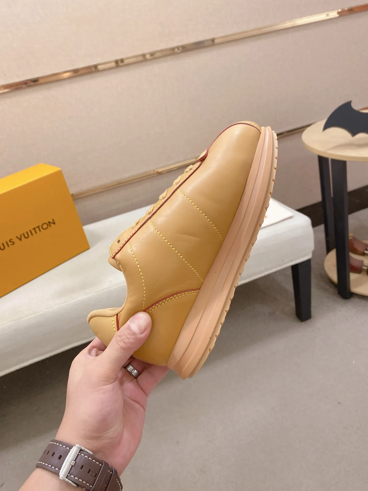 Men's shoes💰: Couple style 700💰LOUIS VUITTON Footint Soccer sneakers‼ ️ The top version, the same sneakers for LV couples. You will look fashionable when you wear them. This Footint Soccer sneaker was unveiled in the 2025 spring and summer series fashion show. The tongue is embellished with the Lvers United badge inspired by the football team. The rubber sole of the foot is decorated with multiple Louis Vuitton logos. The original latest packaging. Fabric: original imported cowhide. Lining: original imported breathable mesh. Foot pad: original injection molding pad. Outsole: original molded T combination outsole. Size: 35-45.